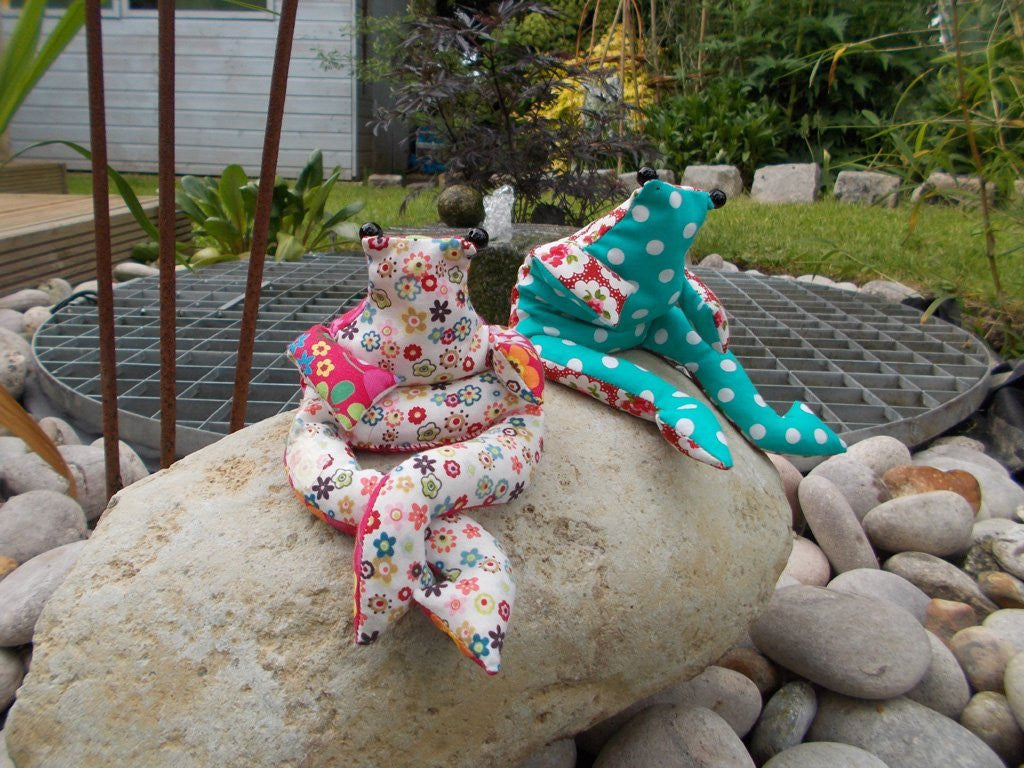 The Crafty Kit Co. Sewing Kit-Bean Bag Frog - hanrattycraftsgifts.co.uk