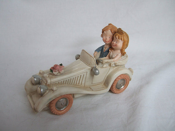 CLUB GREEN Resin Bride and Groom In Car, Ivory, 150 x 70 x 70 mm - hanrattycraftsgifts.co.uk