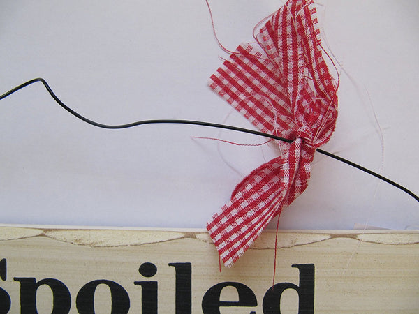 FANTASTIC A SPOILED DOG LIVES HERE SHABBY WOODEN HANGING SIGN PLAQUE & RIBBON - hanrattycraftsgifts.co.uk