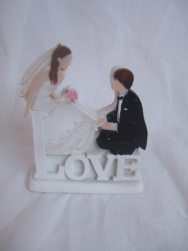CLUB GREEN Resin 2D Love Bride and Groom Sitting, White, 80 x 30 x 100 mm - hanrattycraftsgifts.co.uk