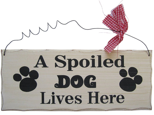 FANTASTIC A SPOILED DOG LIVES HERE SHABBY WOODEN HANGING SIGN PLAQUE & RIBBON - hanrattycraftsgifts.co.uk
