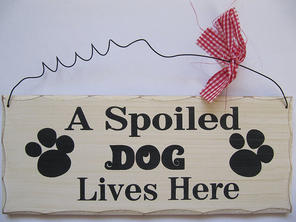 FANTASTIC A SPOILED DOG LIVES HERE SHABBY WOODEN HANGING SIGN PLAQUE & RIBBON - hanrattycraftsgifts.co.uk