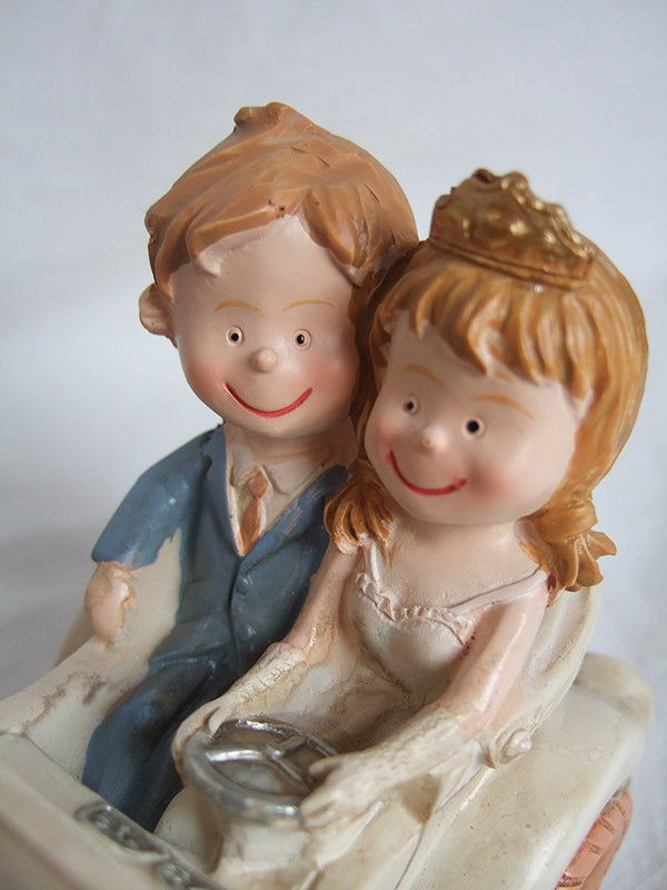CLUB GREEN Resin Bride and Groom In Car, Ivory, 150 x 70 x 70 mm - hanrattycraftsgifts.co.uk