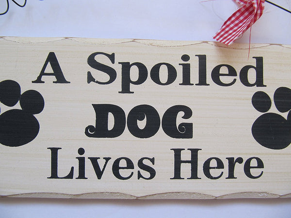 FANTASTIC A SPOILED DOG LIVES HERE SHABBY WOODEN HANGING SIGN PLAQUE & RIBBON - hanrattycraftsgifts.co.uk