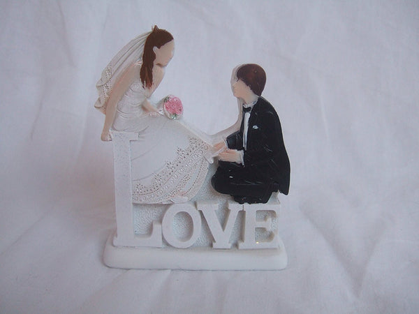 CLUB GREEN Resin 2D Love Bride and Groom Sitting, White, 80 x 30 x 100 mm - hanrattycraftsgifts.co.uk